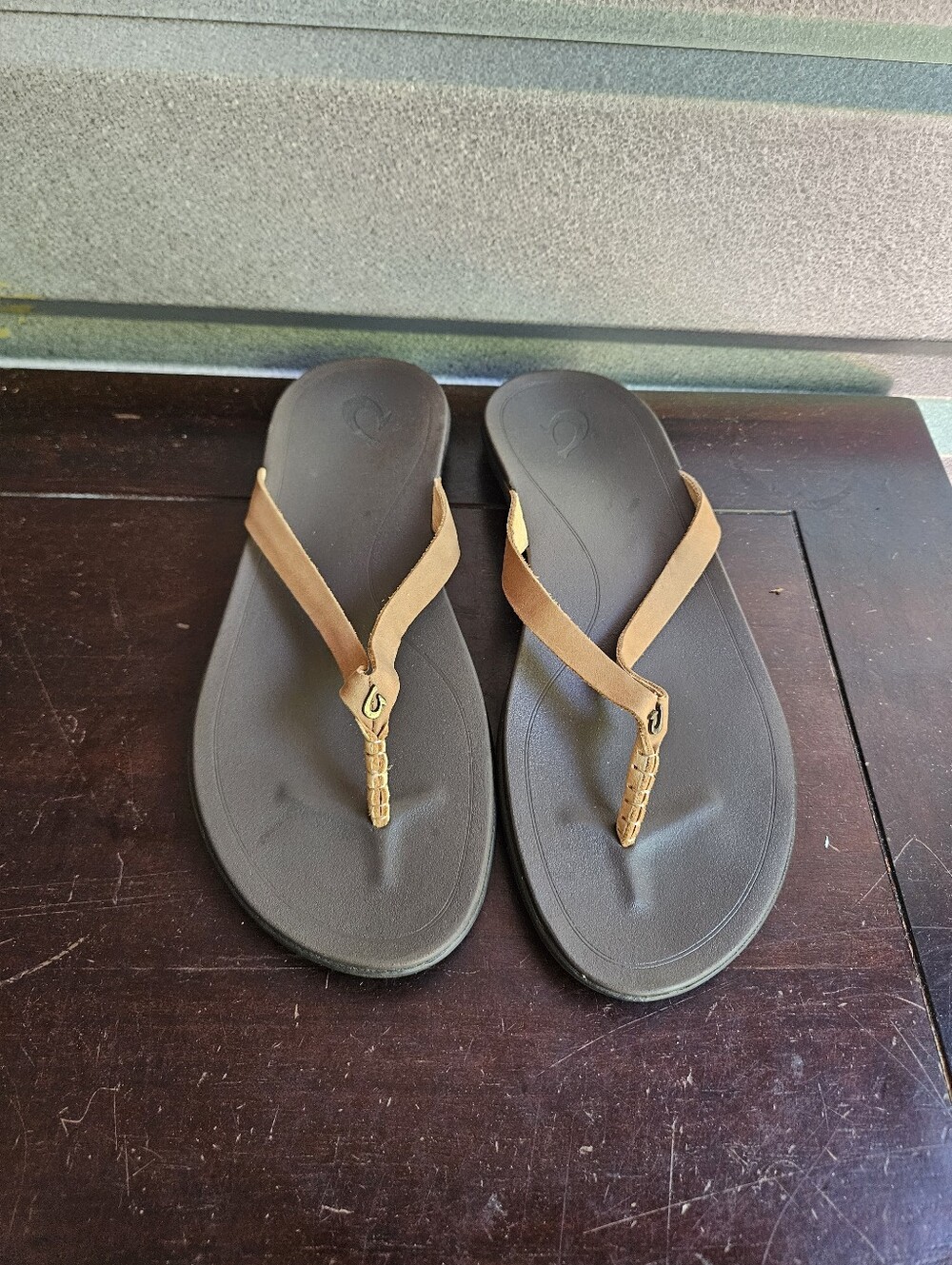 OluKai Women's Black Tan Leather Flip Flop Sandals Size 8 Medium Casual Summer